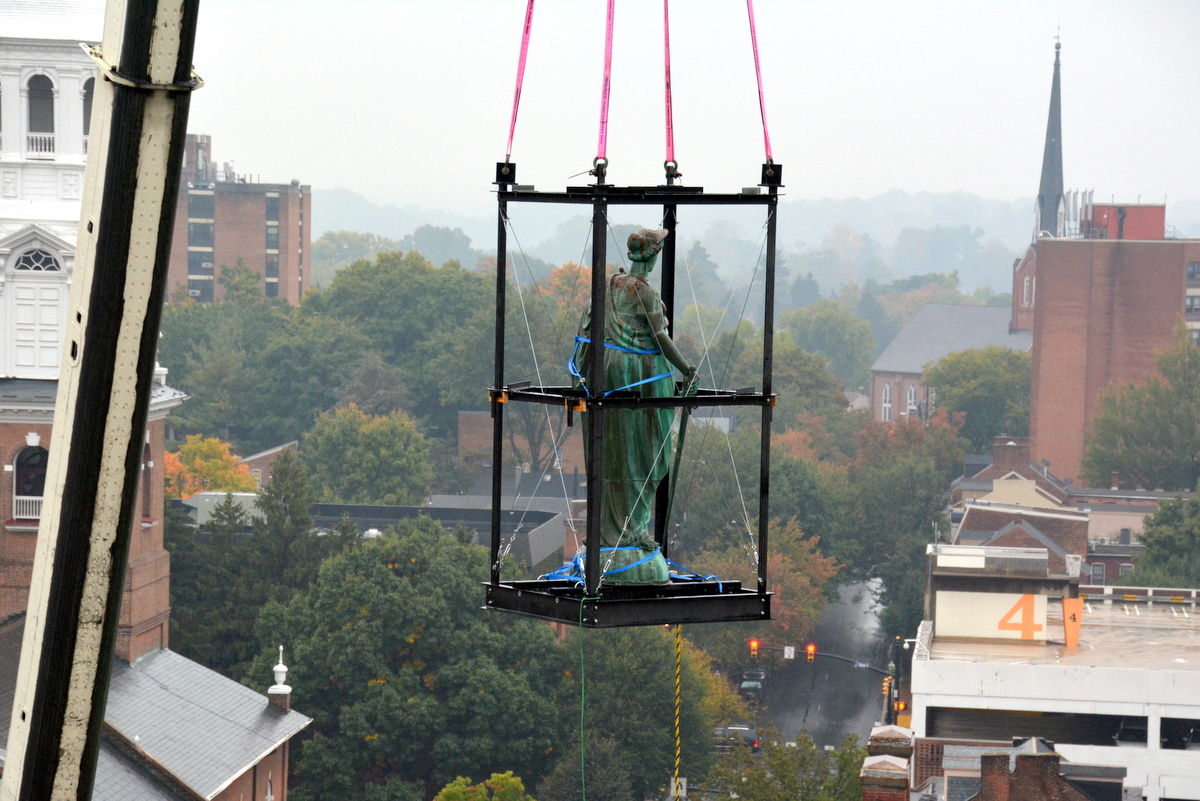 Old Courthouse Raising the Statue